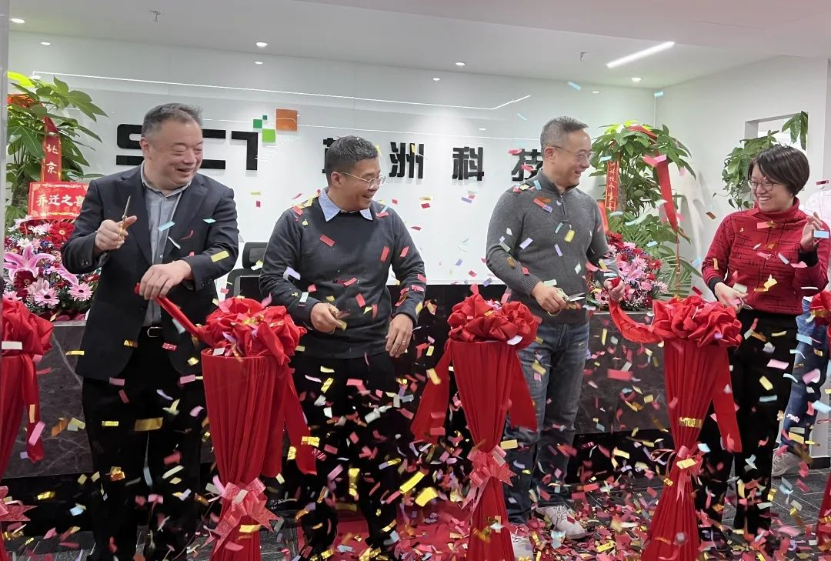 一群人站在麦克风前形貌已自动天生