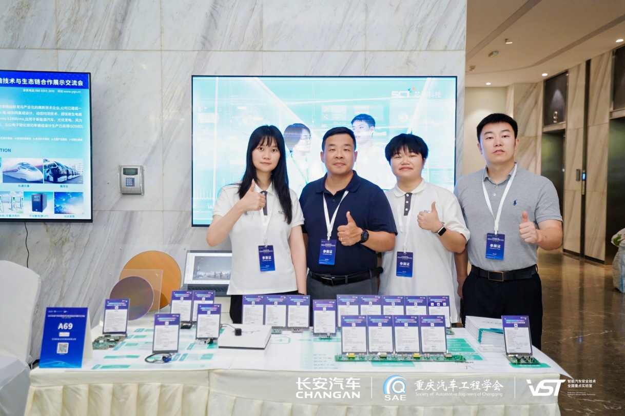 一群人站在桌子前AI 天生的内容可能不准确。