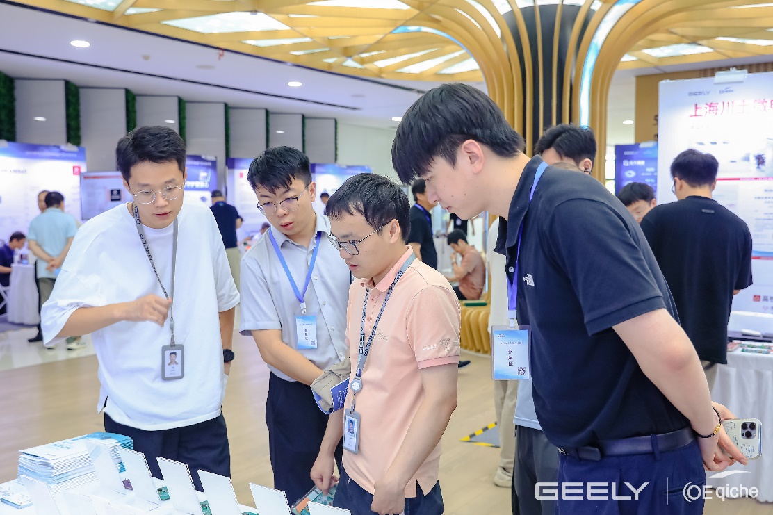 图片包括 人, 室内, 男子, 站AI 天生的内容可能不准确。