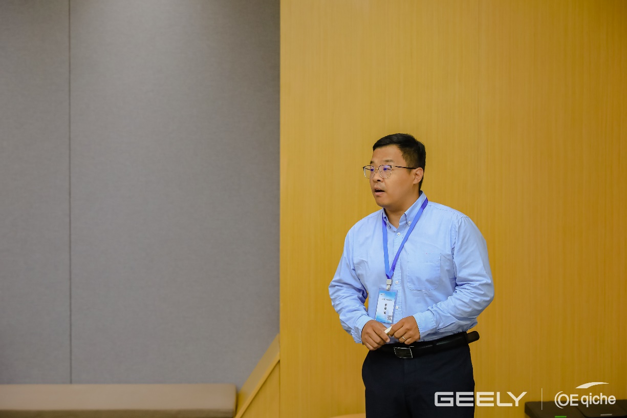 男子站在房间里AI 天生的内容可能不准确。